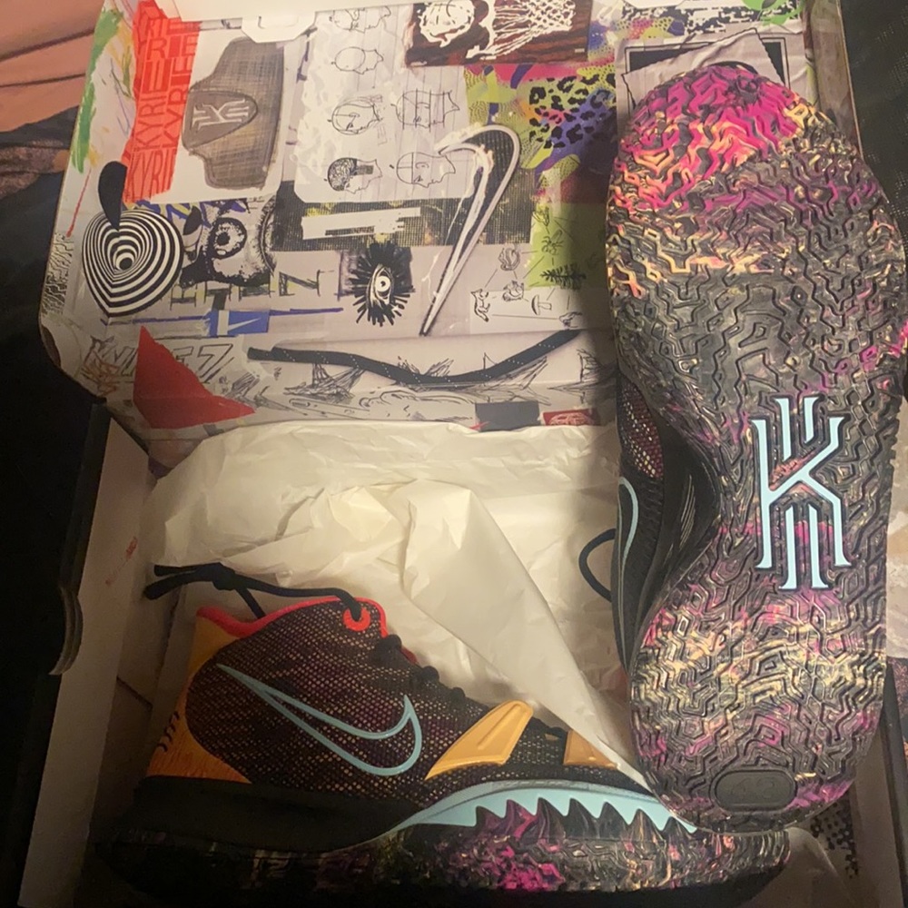 Kyrie - Picture 3 of 3